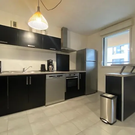 아파트 Cosy With Balcony In The Heart Of