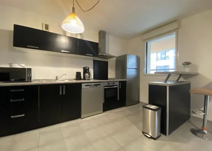 Apartman Cosy With Balcony In The Heart Of